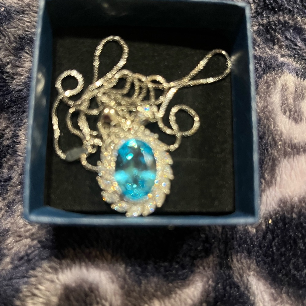 Elegant Silver and Blue Pendant Necklace